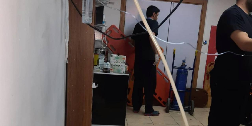 Ölen hastanın yakınları silahla saldırdı, sağlık çalışanları sedye ile barikat kurdu