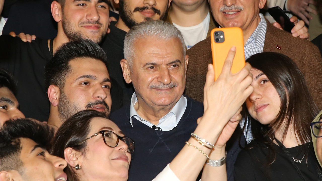 Binali Yıldırım: Birçok gencimiz yurt dışına gidip yerleşmek istiyormuş ancak davulun sesi uzaktan hoş gelir