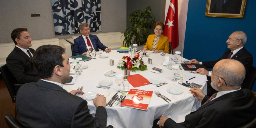 Altı parti lideri üçüncü kez bir araya geldi, görüşmeden önce masada böcek arandı