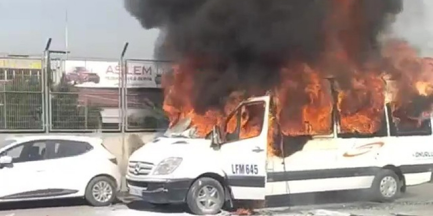 Başakşehir'de park halindeki servis minibüsü alev topuna döndü