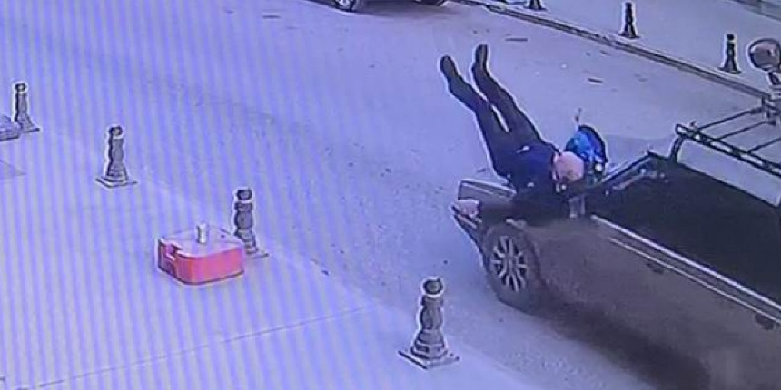 Yolun karşısına geçen yayaya otomobilin çarpma anı kamerada!