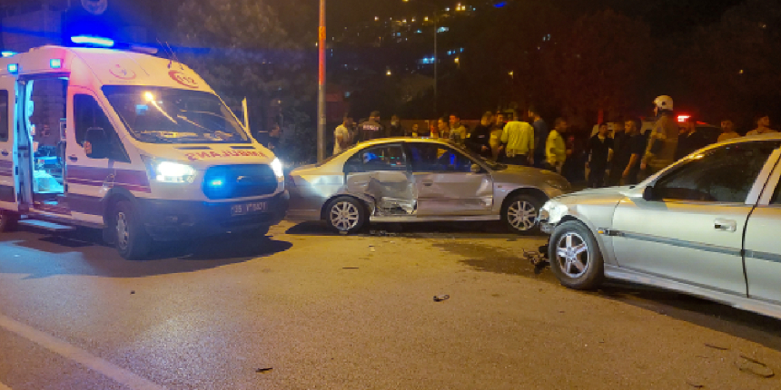 İzmir’de iki otomobil çarpıştı: 2’si çocuk 6 yaralı