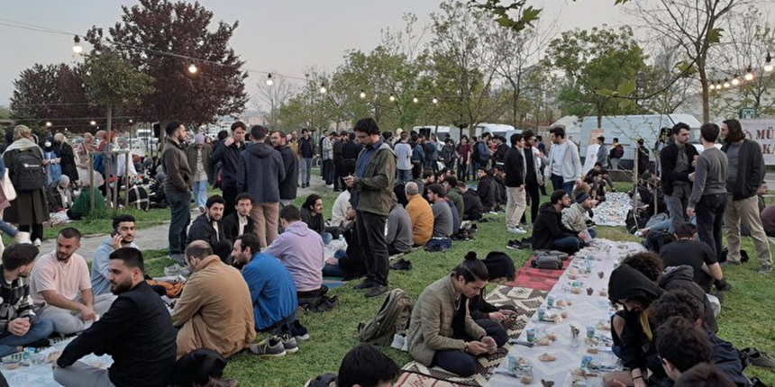 İTÜ'de öğrenciler iftarda bir araya geldi