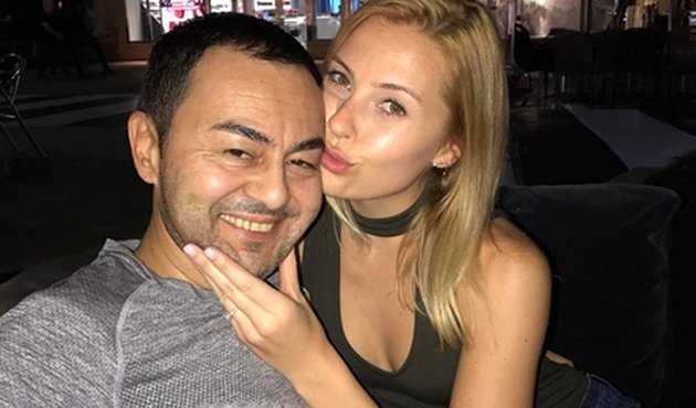 Serdar Ortaç ve eşi Chloe, 500 bin liraya soğuk çay içti!