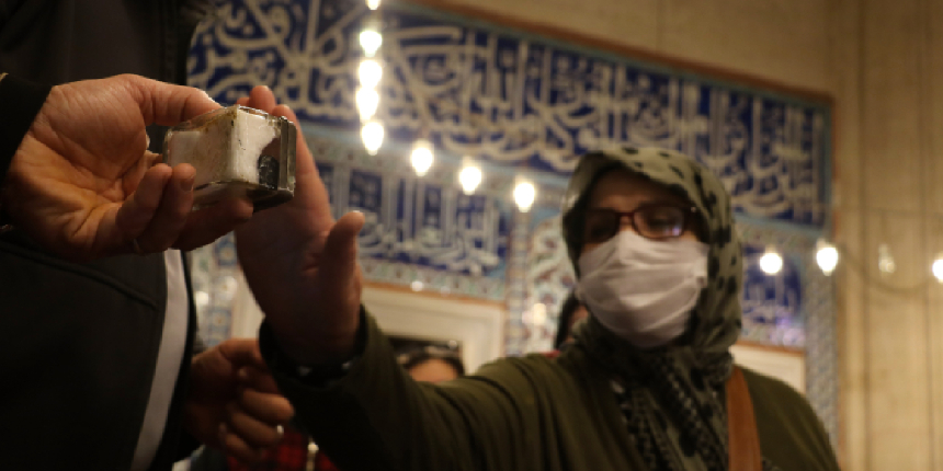 Peygamber Efendimizin Sakal-ı Şerif'ini görenler gözyaşlarına hakim olamadı