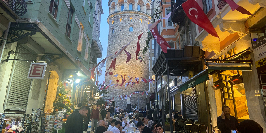 Galata Kulesi çevresinde iftar! Yerli ve yabancı turistler hep birlikte oruç açtı