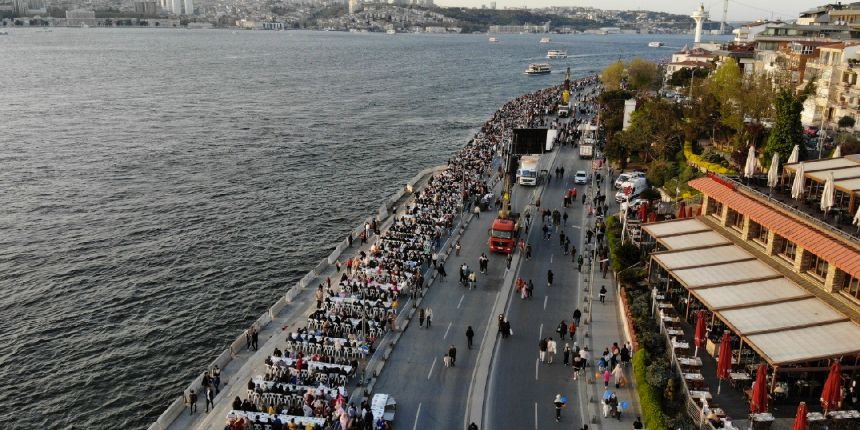 Üsküdar'da 2 kilometrelik sofra kuruldu, 80 bin kişi iftar yaptı