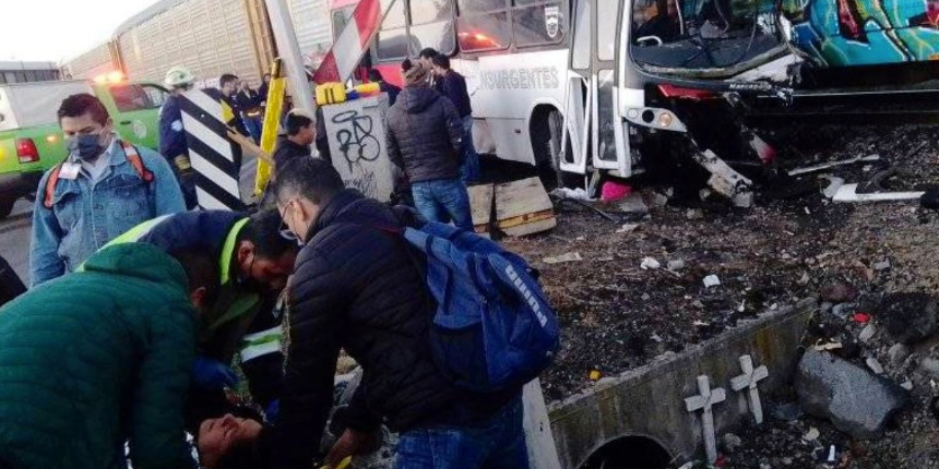 Tren, yolcu otobüsüne çarptı! 1 ölü, çok sayıda yaralı var