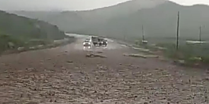 Siirt’te sel oldu, araçlar mahsur kaldı
