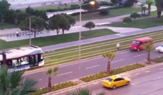 İzmir'de tramvay yolunda namaz kılan adam böyle görüntülendi!