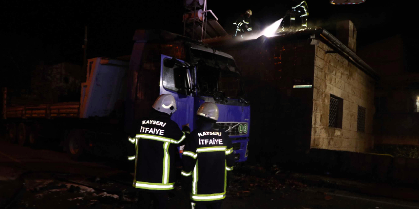 Park halindeki TIR yandı, alevler evin çatısına sıçradı