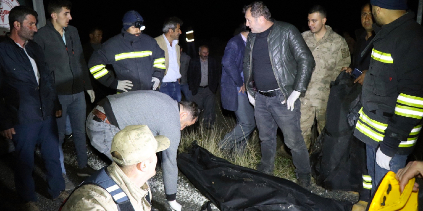 Çarpışan 2 otomobil çaya düştü: 1 ölü, 2 yaralı, 2 kayıp