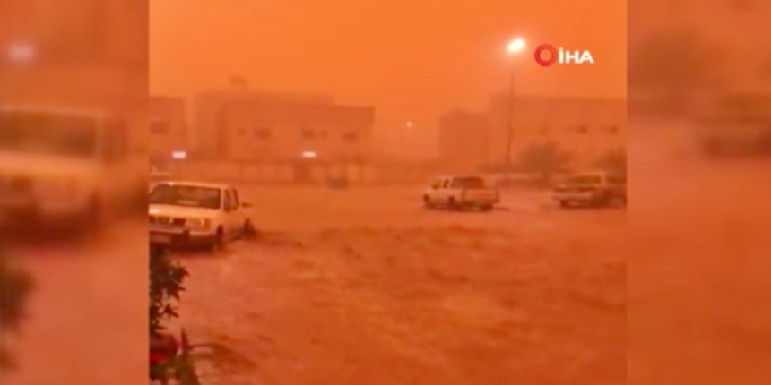 Sel sırasında vuran kum fırtınası gökyüzünü turuncuya boyadı!