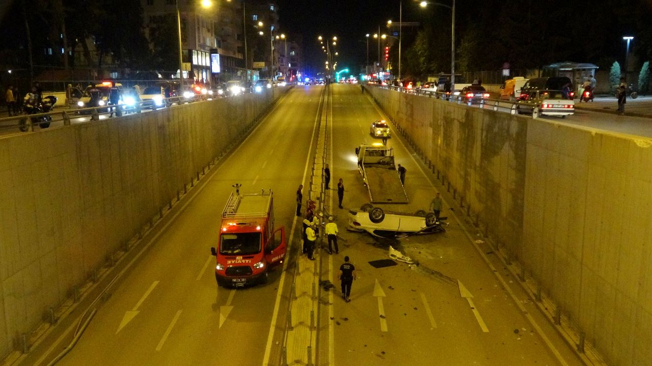 Bariyerlerden yuvarlanan araç 10 metre aşağı düştü