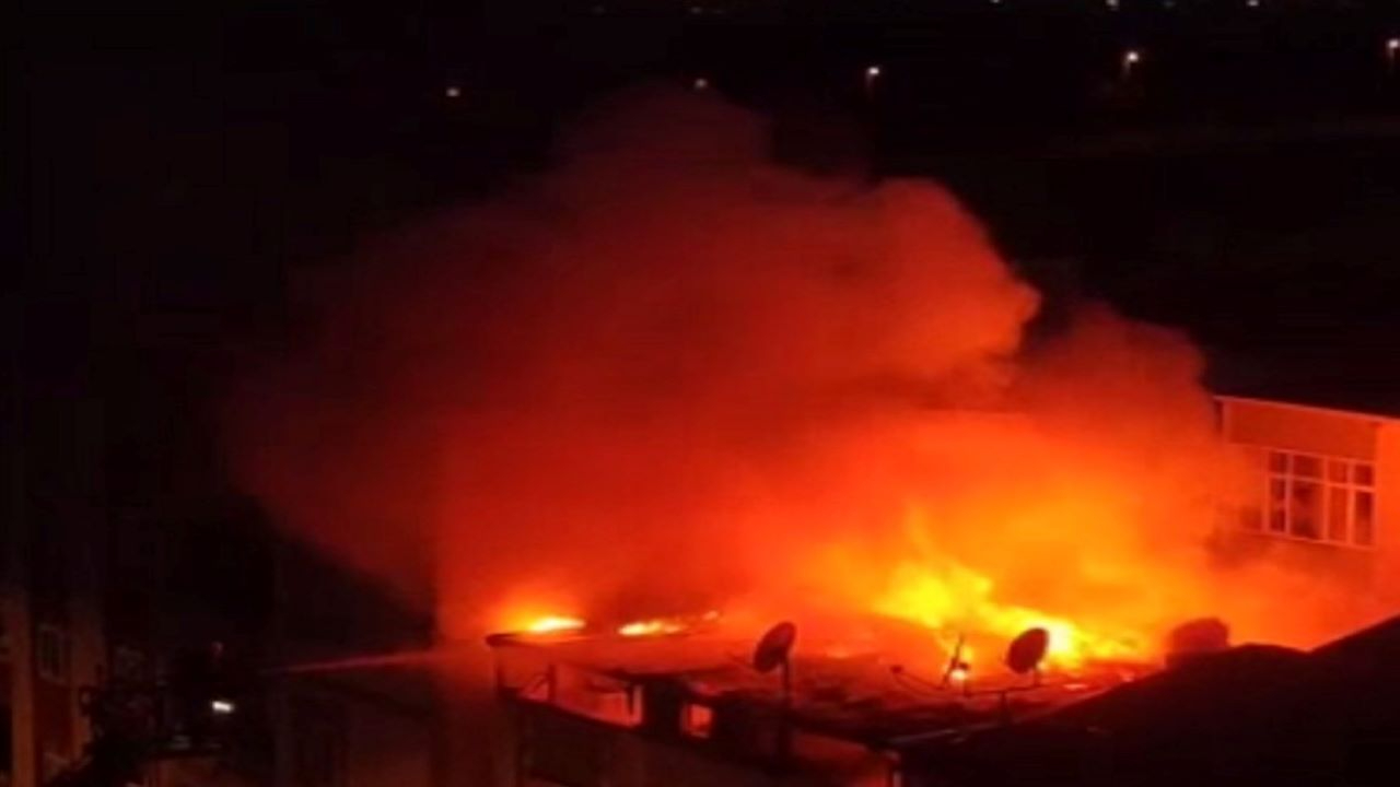 3 katlı binanın çatısında yangın paniği