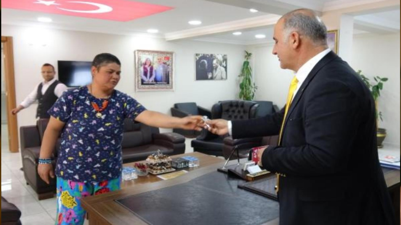 Örnek davranışı alkış topladı: Bulduğu içi altın dolu keseyi teslim etti