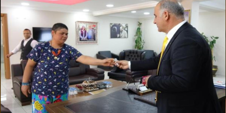 Örnek davranışı alkış topladı: Bulduğu içi altın dolu keseyi teslim etti