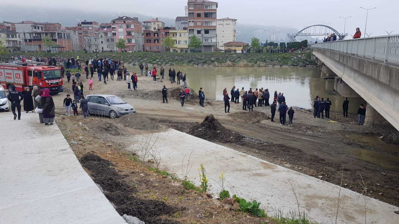 11 yaşındaki çocuk dereye düşüp denize sürüklendi!