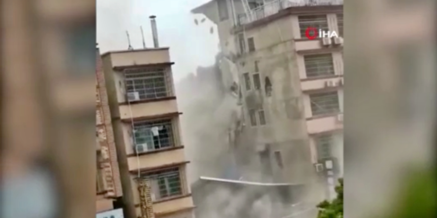 Binanın birden bire kendiliğinden yıkıldığı anlar kameralara yansıdı!