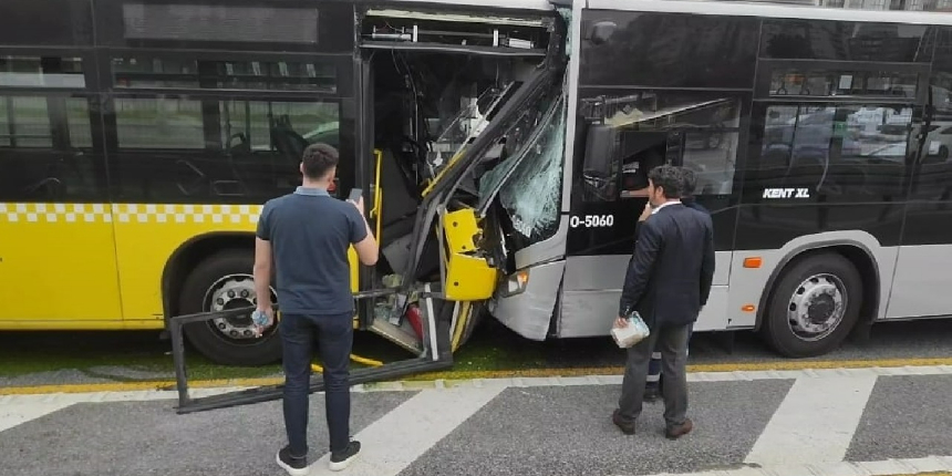 Metrobüsler kafa kafaya çarpıştı! Kaza anı kamerada!