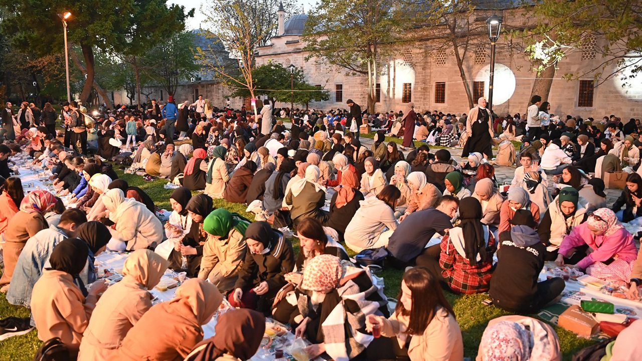 İyilik Şampiyonası'na katılan binlerce genç Saraçhane'de iftar programında buluştu