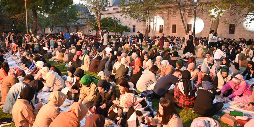 İyilik Şampiyonası'na katılan binlerce genç Saraçhane'de iftar programında buluştu