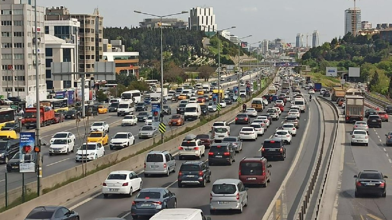 İstanbul'da bayram trafiği başladı! Uzun araç kuyrukları oluştu
