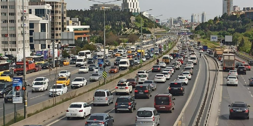 İstanbul'da bayram trafiği başladı! Uzun araç kuyrukları oluştu
