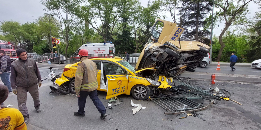 İstanbul'da feci kaza! Minibüs ve taksi birbirine girdi, yaralılar var