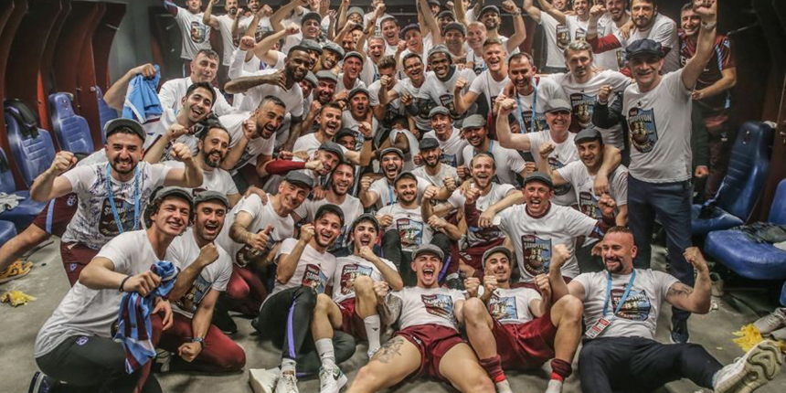 Şampiyon Trabzonspor'dan soyunma odası pozu