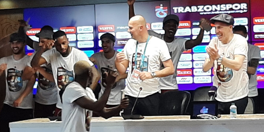 Şampiyonluğun ardından Abdullah Avcı'ya futbolculardan su şişeli baskın