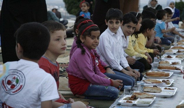 Suriyeli yetim çocuklar iftarda buluştu...