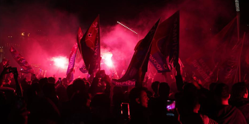 İstanbul'daki Trabzonsporlu taraftarların Taksim'deki şampiyonluk coşkusu