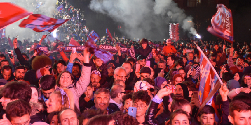 Trabzonspor'un şampiyonluk coşkusu! Bayrağını alan meydanlara koştu