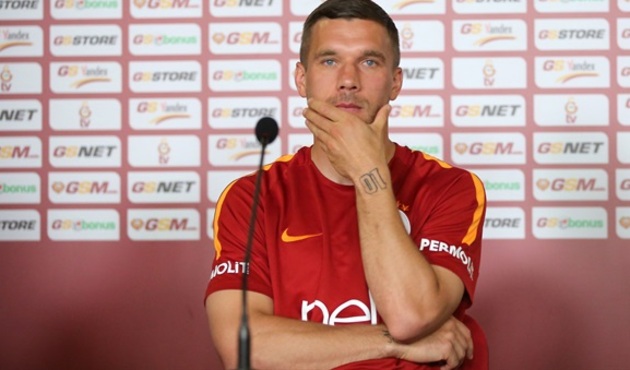 Podolski veda ederken de Galatasaray taraftarının kalbini fethetti!