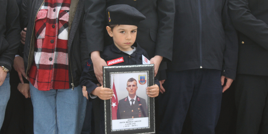 Şehit Uzman Çavuş Berkay Akgül'e son veda! 6 yaşındaki oğlu olan biteni şaşkınlıkla izledi