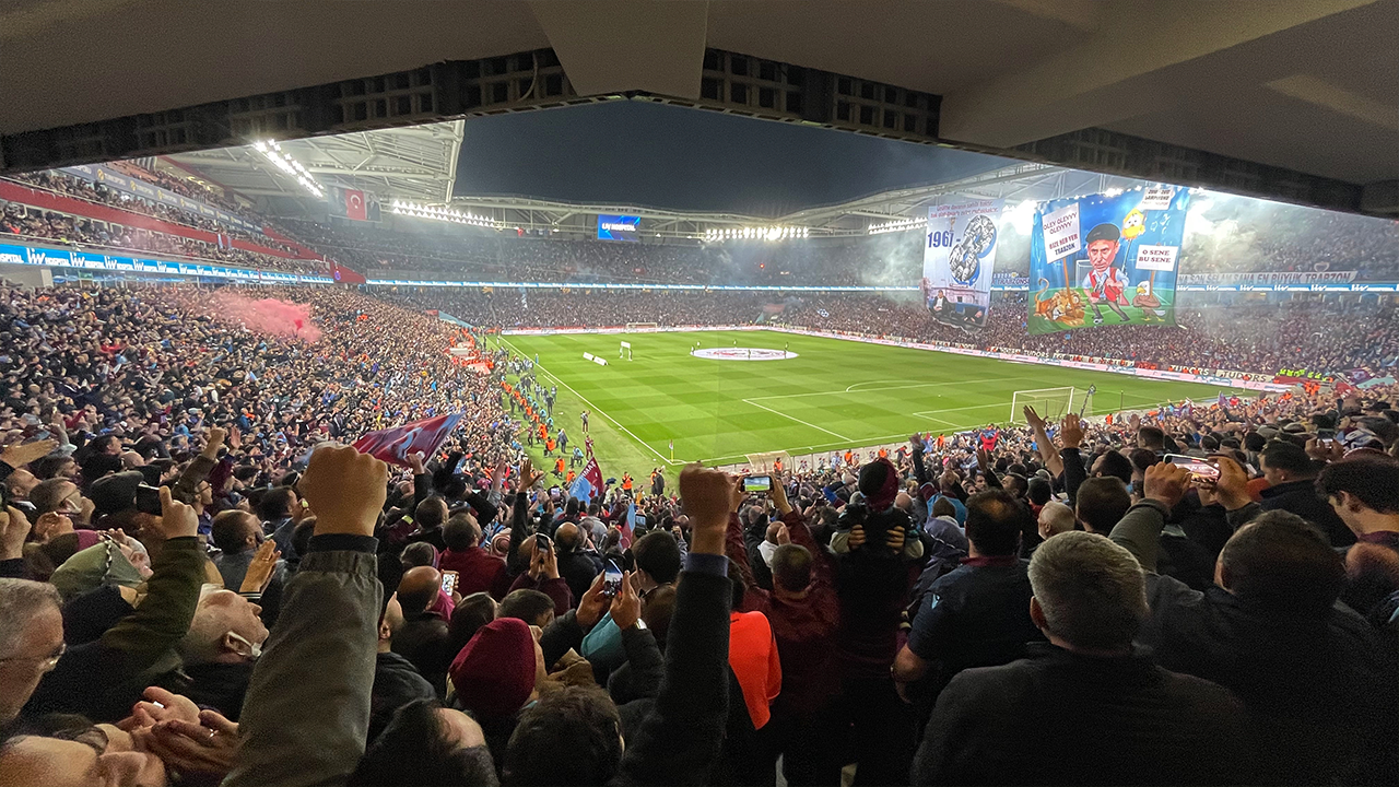Trabzonspor-Antalyaspor maçında golün ardından silah sesleri!