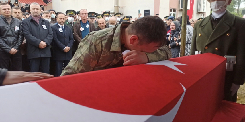 2 ay sonra baba olacaktı! Şehit Uzman Çavuş Mümin Çarkcı'nın cenazesinde gözyaşları sel oldu
