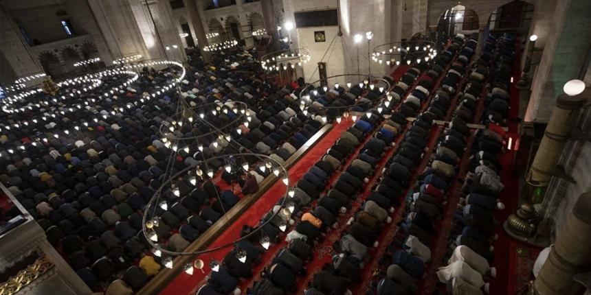 Bayram namazı için vatandaşlar camilere akın etti: Avlular bile doldu