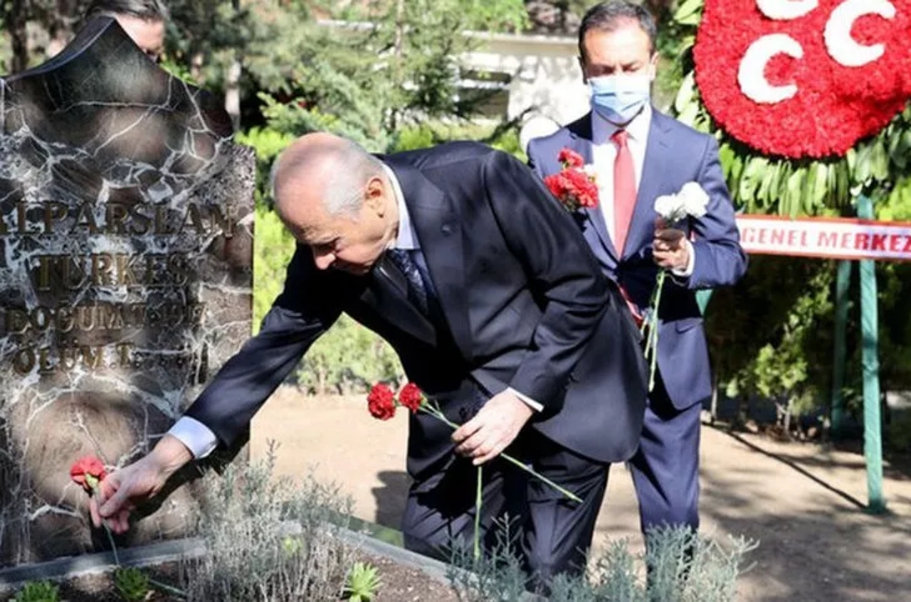 MHP lideri Bahçeli, Alparslan Türkeş'in kabrini ziyaret etti: Altılı masa bir hikaye, sonu nasıl bitecek onu bilemiyoruz!