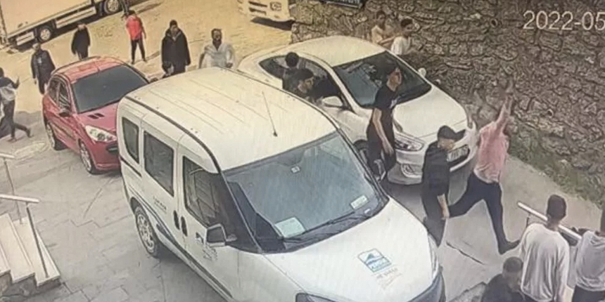 İstanbul'un göbeğinde dehşet anları! Çocukların futbol maçında ortalık savaş alanına döndü