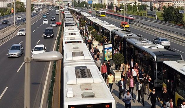 İstanbullulara sabah şoku! Metrobüs kilit oldu...