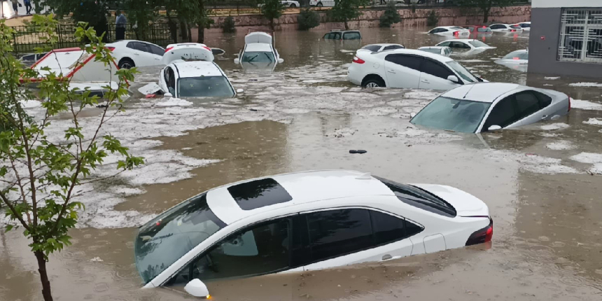 Adıyaman'ı sel bastı! Çok şiddetli yağışta onlarca araç sular altında kaldı