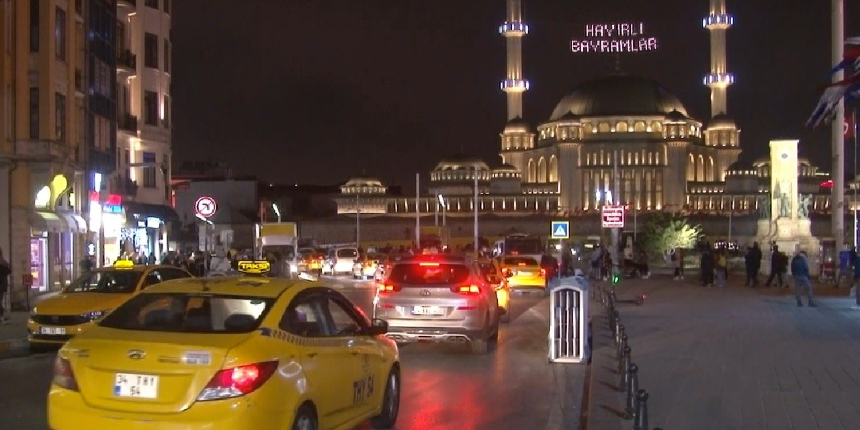 Taksim Meydanı, araç ve yaya trafiğine açıldı