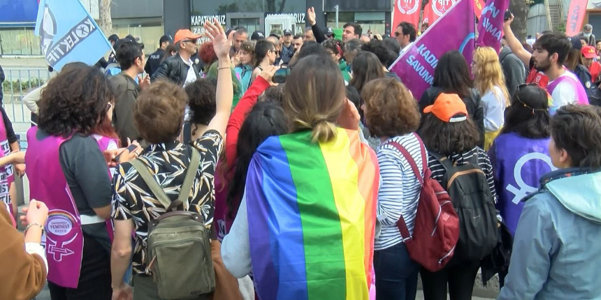 LGBTİ üyeleri, polislere zor anlar yaşattı: 1 Mayıs miting alanı girişinde gerginlik!