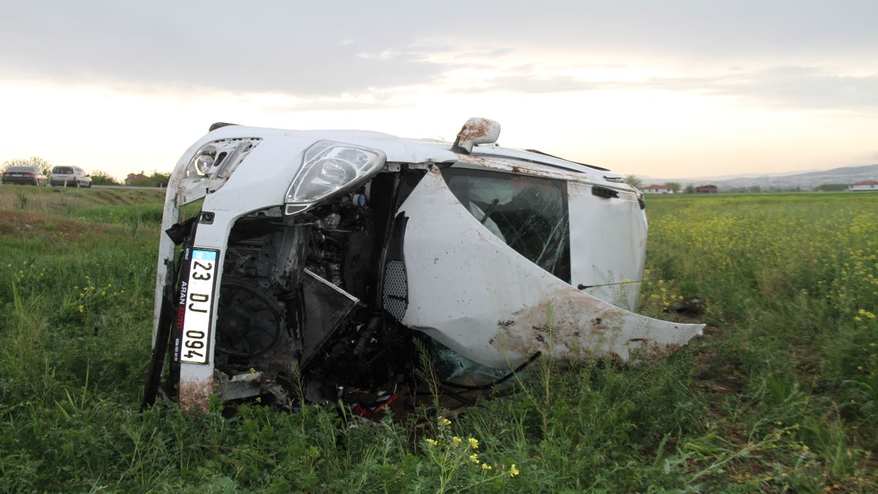 Elazığ'da ticari araç şarampolden uçtu