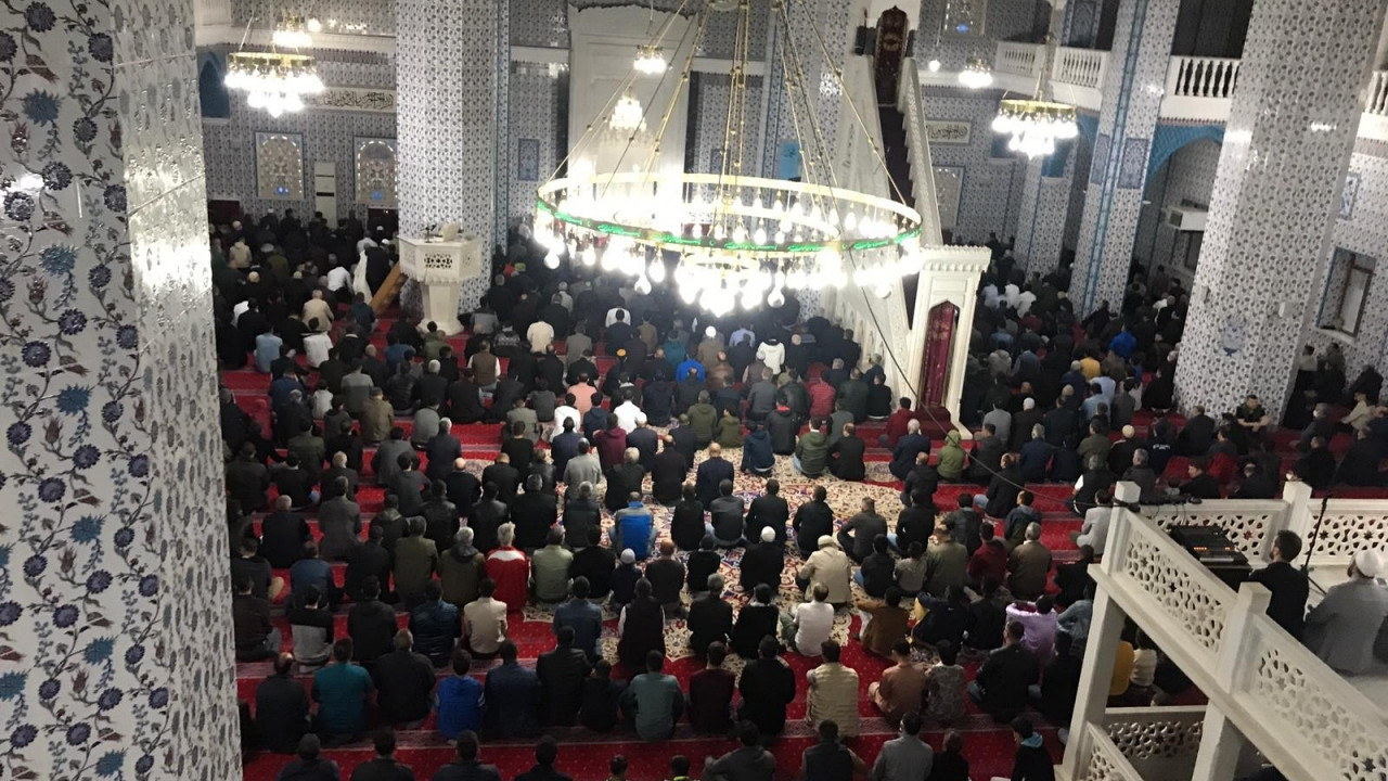 2 yıllık özlem sona erdi: Türkiye’de ilk bayram namazı Iğdır’da kılındı
