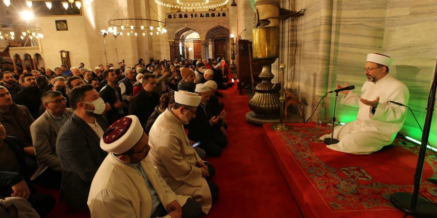 Diyanet İşleri Başkanı Ali Erbaş'tan Süleymaniye Camii'nde İngilizce hutbe: Dünyaya barış mesajı!