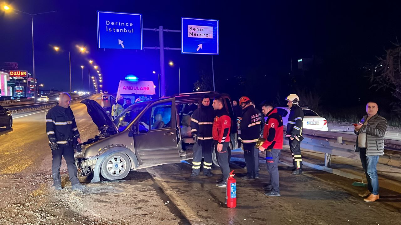 Kocaeli'de bariyerlere çarpan araçta 2 kişi sıkıştı