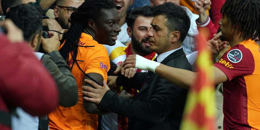 Sosyal medyada trend topic olan Bafetimbi Gomis, Galatasaray'da Wesley Sneijder'i solladı
